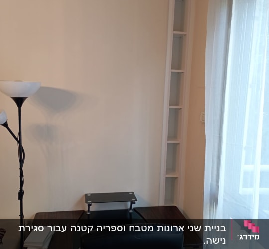 שולחן עץ עם מדף זכוכית קטן ומדפים בצד